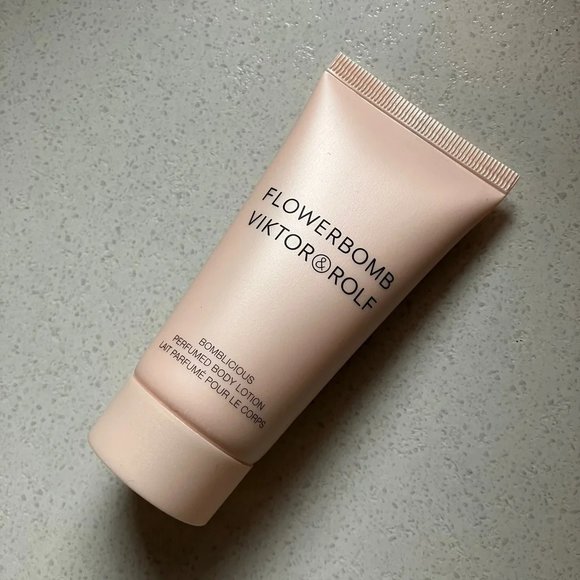 Viktor & Rolf Flowerbomb Body travel size e.d.p and body care - Picture 2 of 4